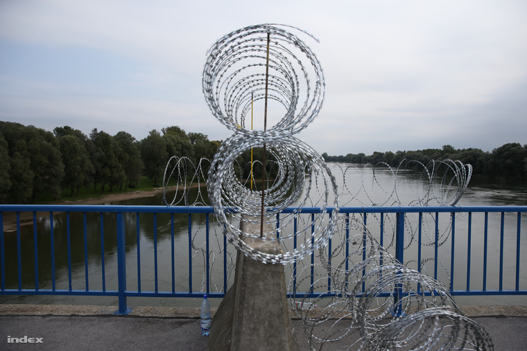 Szögesdrót a barcsi Dráva-hídon