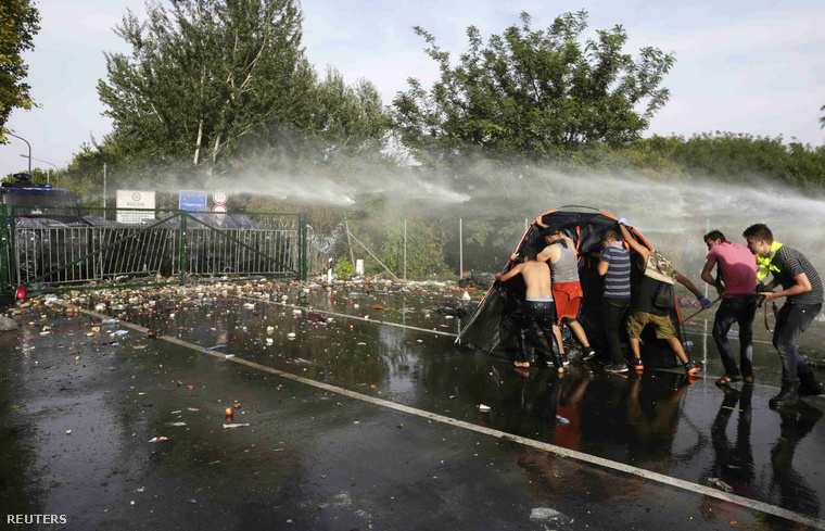 Vízágyúval osztlatja a tüntetőket a rendőrség a szerb-magyar határon, Röszkénél