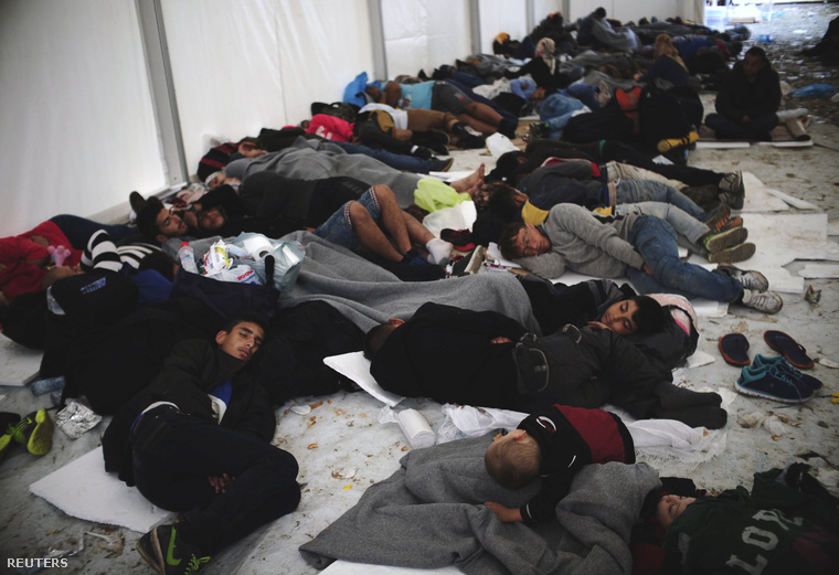 Menekültek alszanak egy macedón menekülttáborban.