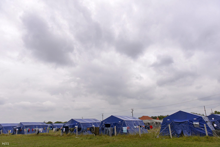 Az menekülteknek épített vajdasági, ideiglenes, 1400 férőhelyes befogadó szálláshely a szerbiai Magyarkanizsán 2015. augusztus 22-én.