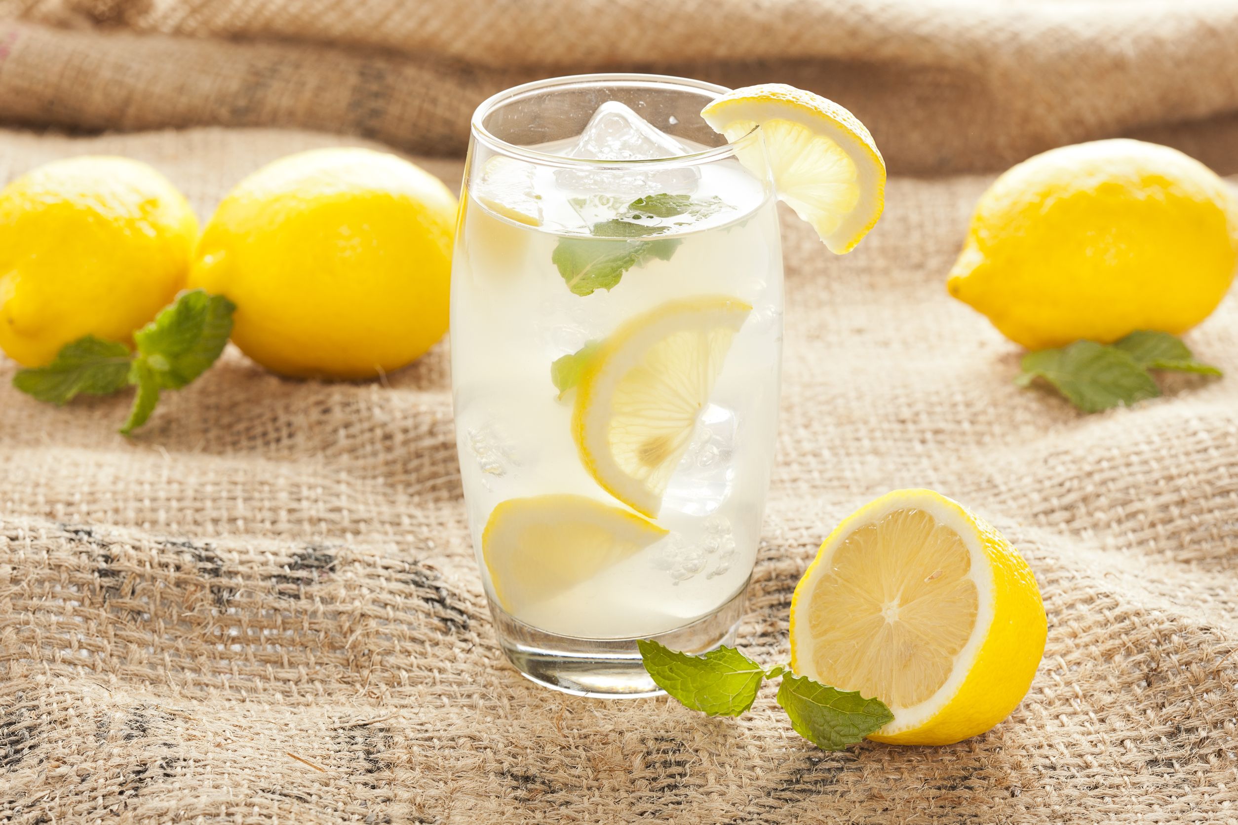 Вода с лимоном и сахаром. Домашний лимонад Мохито. Лемонад. Лимонный лимонад. Сок лимона.