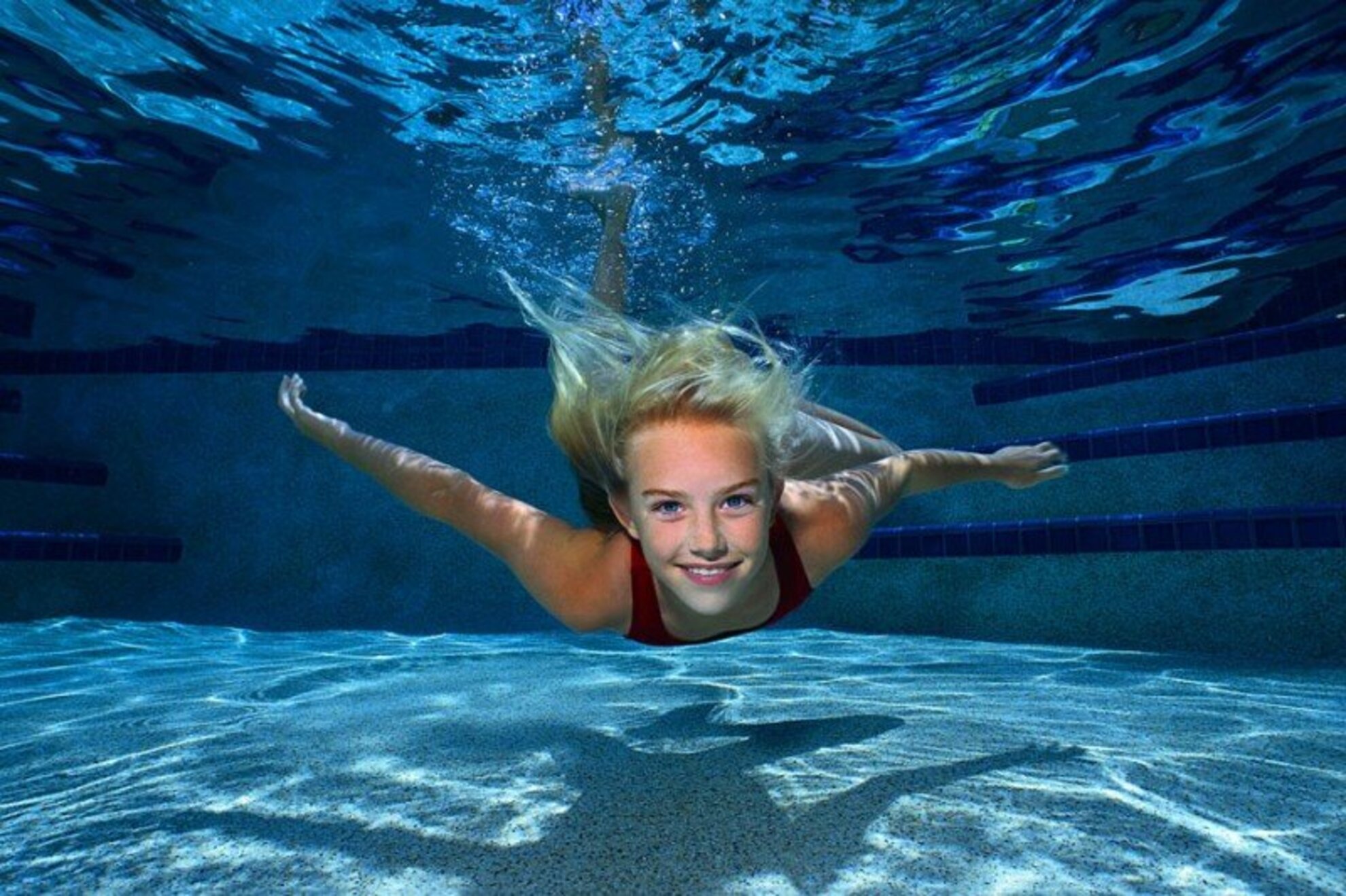 Пошли купаться в бассейн. Девушка в бассейне под водой. Бассейн под водой. Человек плывет под водой. Человек плывет в бассейне.